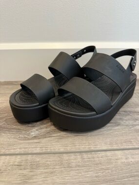 CROCS Women's Black Platform Strappy Sandal